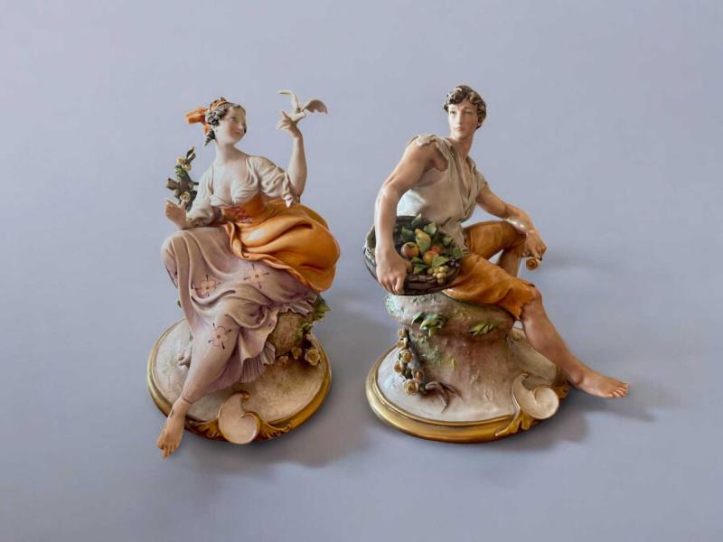 Coppia di statuette tipo Capodimonte in porcellana policroma Coppia di statuette tipo Capodimonte in porcellana policroma