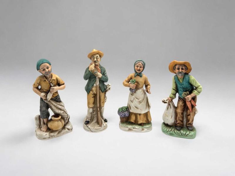 Quattro personaggi da presepe in porcellana policroma, tipo Capodimonte Quattro personaggi da presepe in porcellana policroma, tipo Capodimonte