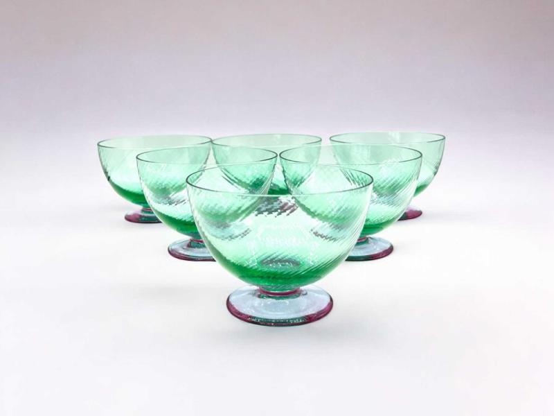 Nove coppette da macedonia in vetro verde con piede bordeaux, Carlo Moretti Murano Nove coppette da macedonia in vetro verde con piede bordeaux, Carlo Moretti Murano