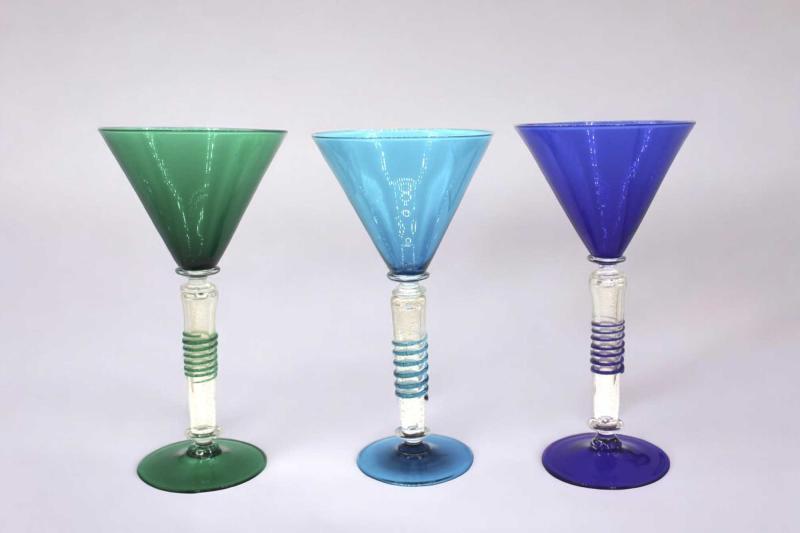 Tre calici in vetro di Murano in vetro blu, verde e azzurro Tre calici in vetro di Murano in vetro blu, verde e azzurro