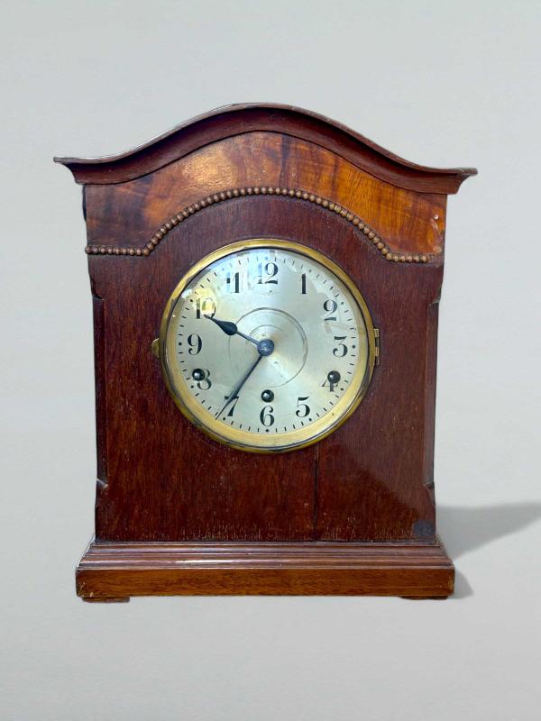 Orologio da tavolo con cassa in mogano Orologio da tavolo con cassa in mogano