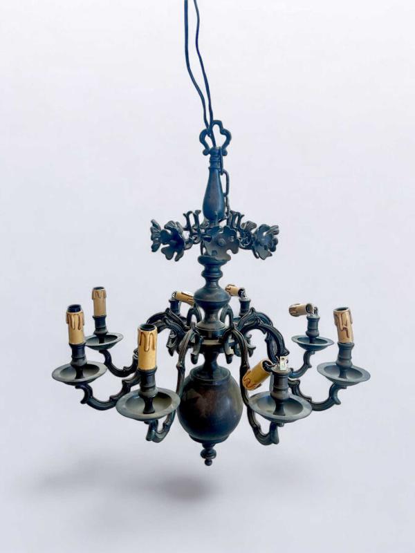 Lampadario in bronzo a otto luci in stile olandese di gusto seicentesco Lampadario in bronzo a otto luci in stile olandese di gusto seicentesco