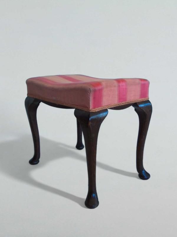 Panchetto in mogano in stile Chippendale Panchetto in mogano in stile Chippendale
