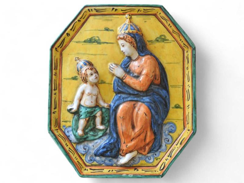 Placca ottagonale in maiolica policroma raffigurante Madonna col Bambino in stile Settecentesco Placca ottagonale in maiolica policroma raffigurante Madonna col Bambino in stile Settecentesco