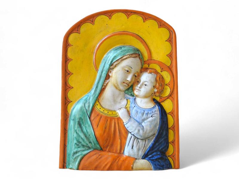 Placca centinata in maiolica policroma raffigurante Madonna col Bambino in stile Cinquecentesco Placca centinata in maiolica policroma raffigurante Madonna col Bambino in stile Cinquecentesco