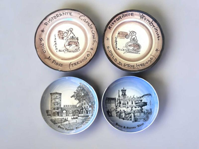 Lotto di piattini composto da: Due piatti del Buon Ricordo in maiolica, e due piatti ricordo di Udine in porcellana Lotto di piattini composto da: Due piatti del Buon Ricordo in maiolica, e due piatti ricordo di Udine in porcellana