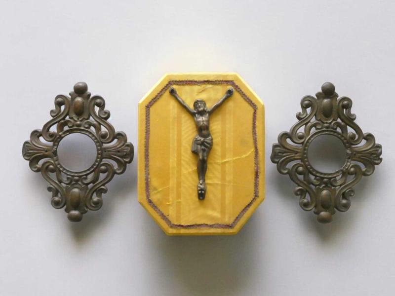 Cristo in bronzo e due cornici sagomate Cristo in bronzo e due cornici sagomate