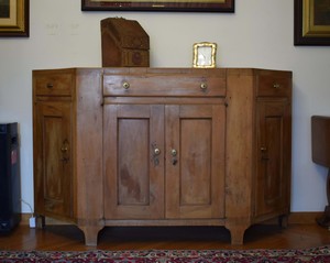 Credenza scantonata in legno di frutto<br />Veneto, XIX secolo<br />cassetti nella fascia, e quattro sportelli sottostanti, piedi a mensola<br />cm 158x43x100″ title=”Credenza scantonata in legno di frutto<br />Veneto, XIX secolo<br />cassetti nella fascia, e quattro sportelli sottostanti, piedi a mensola<br />cm 158x43x100″></div>
<p></a></p>
<p class=