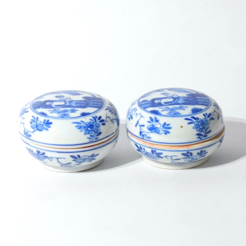 Coppia di scatole cinesi in porcellana bianco-blu