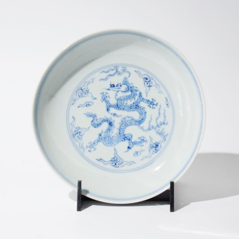 Piattino cinese in porcellana bianco-blu con dragone