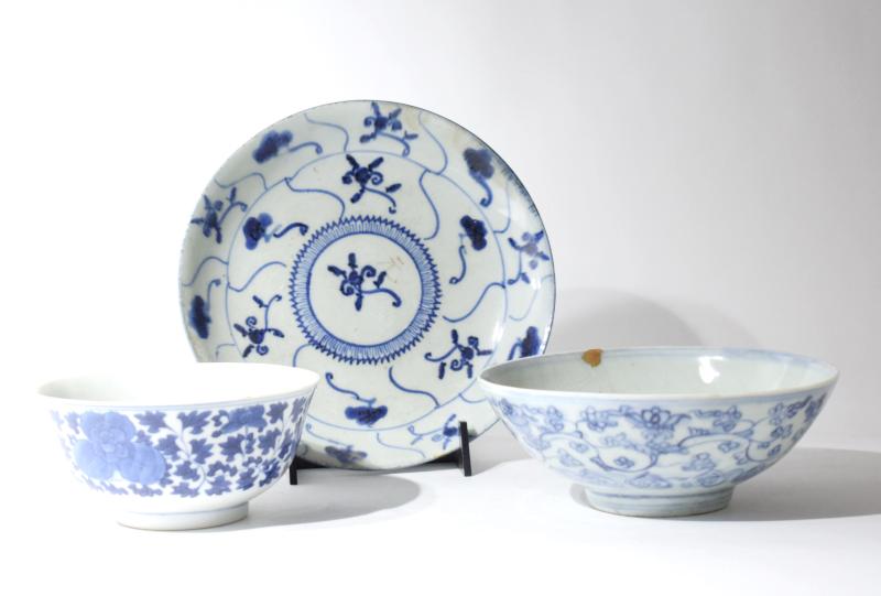 Due tazze cinesi ed un piattino bianco-blu
