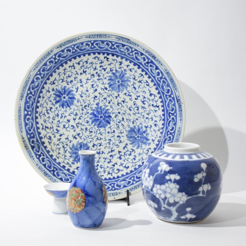 Tre pezzi in porcellana cinese bianco-blu