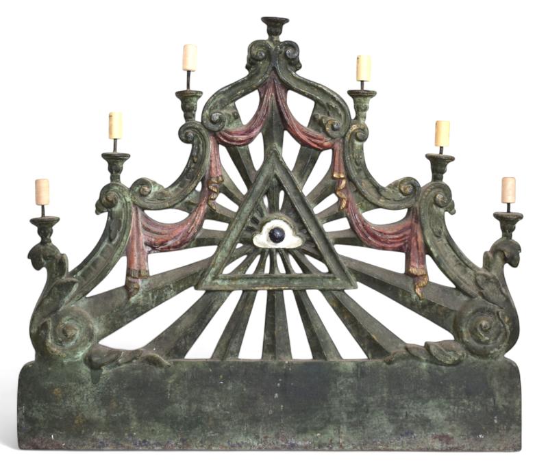 Insolito candelabro massonico in ghisa Insolito candelabro massonico in ghisa