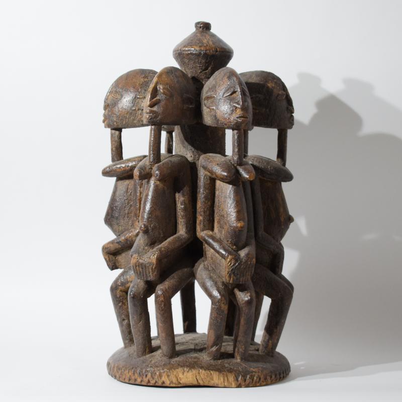 Importante altare africano con figure femminili Importante altare africano con figure femminili