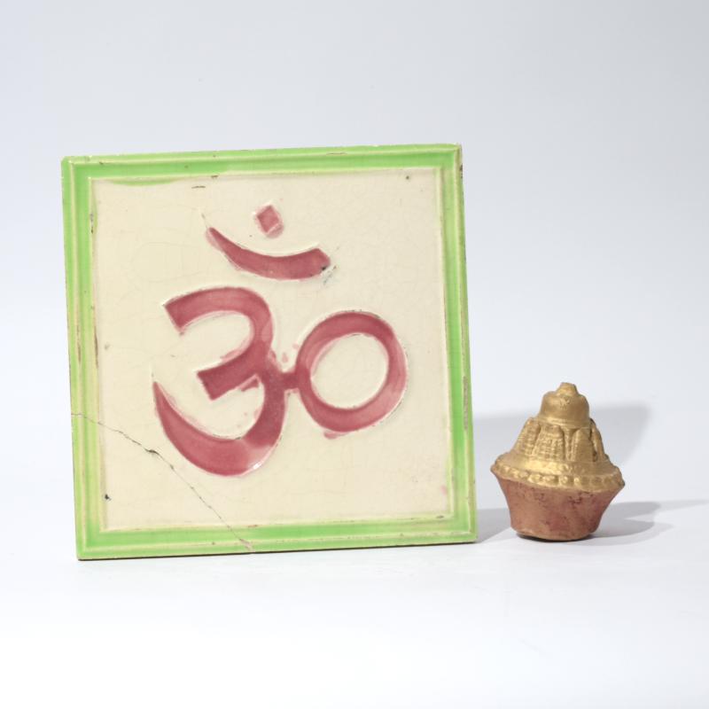 Piastrella con simbolo dell'OM e piccolo Mandir rituale Piastrella con simbolo dell'OM e piccolo Mandir rituale