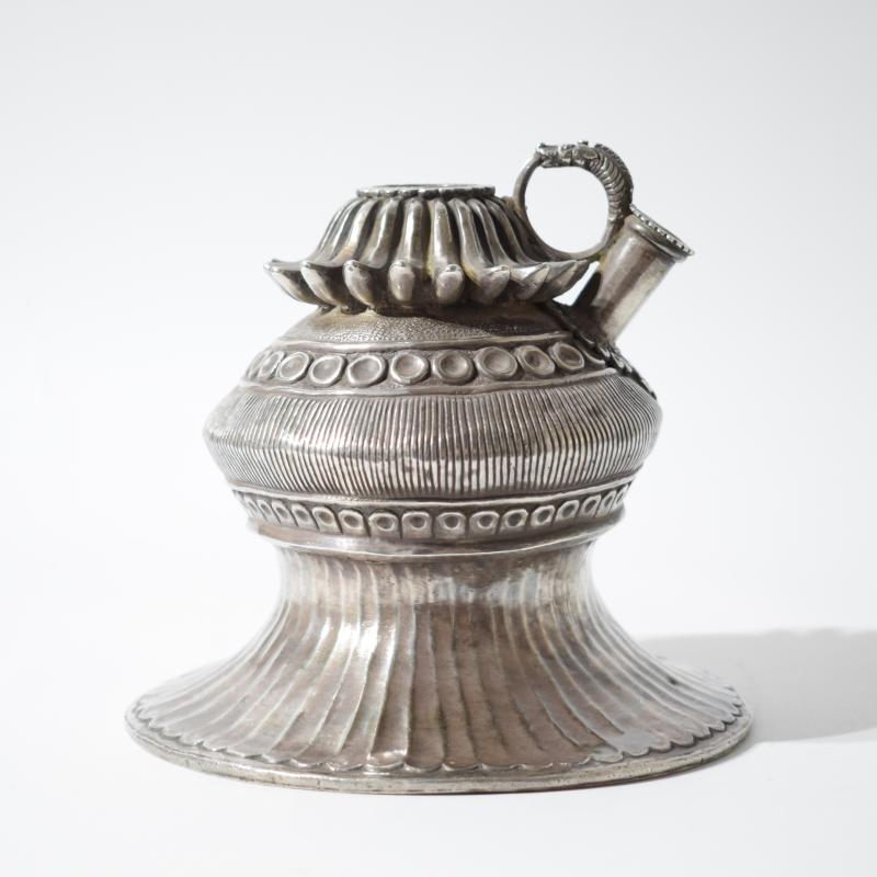 Base per pipa ad acqua huqqa in argento sbalzato e cesellato Base per pipa ad acqua huqqa in argento sbalzato e cesellato