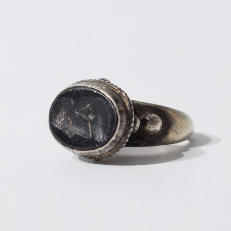 Anello in argento con pietra scura intagliata Anello in argento con pietra scura intagliata