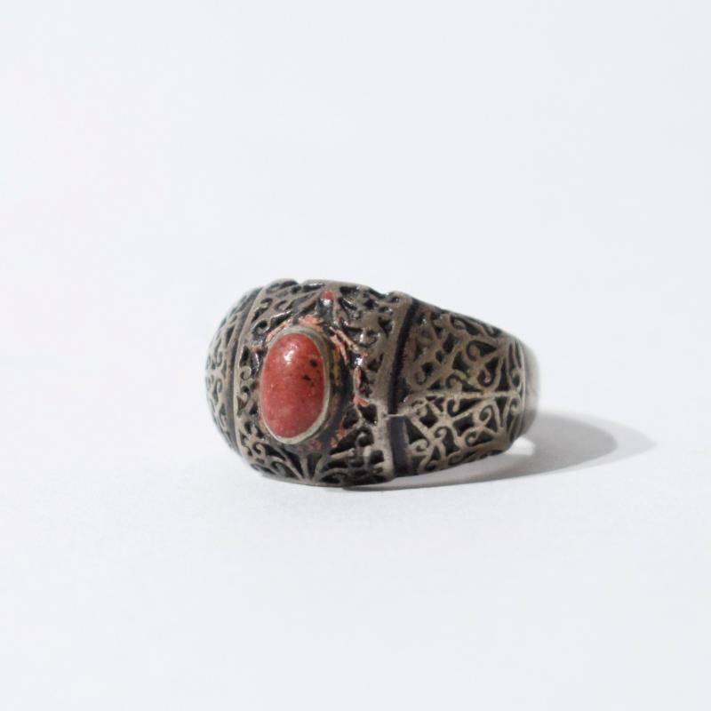 Anello con castone rosso Anello con castone rosso