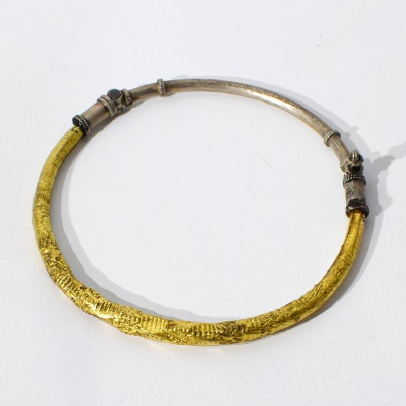 Collare in argento, rame e lamina d'oro Collare in argento, rame e lamina d'oro