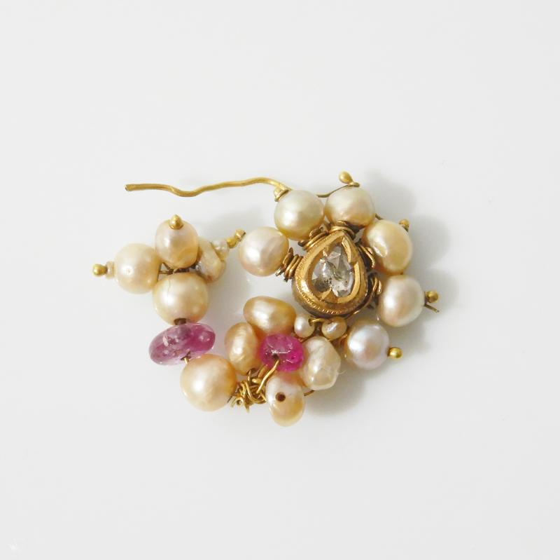 Anello da naso in oro e perle Anello da naso in oro e perle