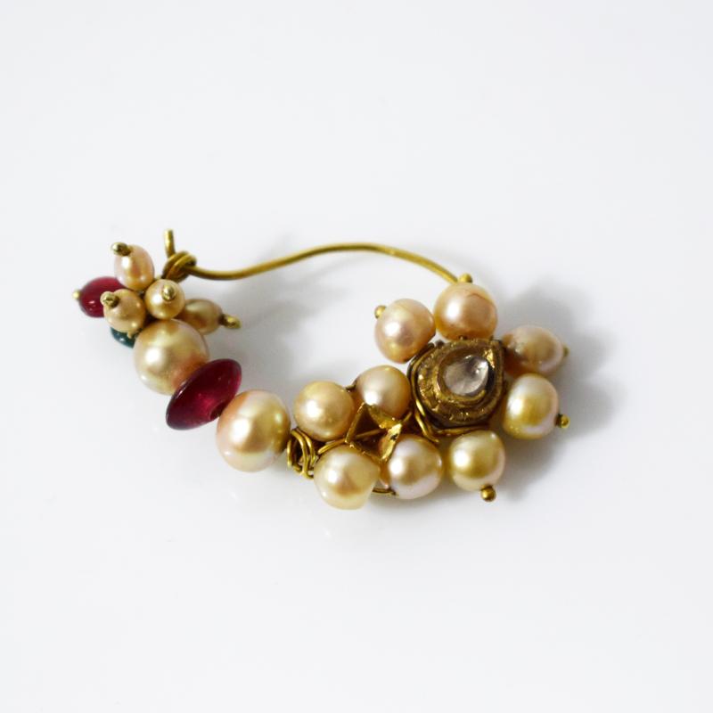 Anello da naso in oro e perle Anello da naso in oro e perle
