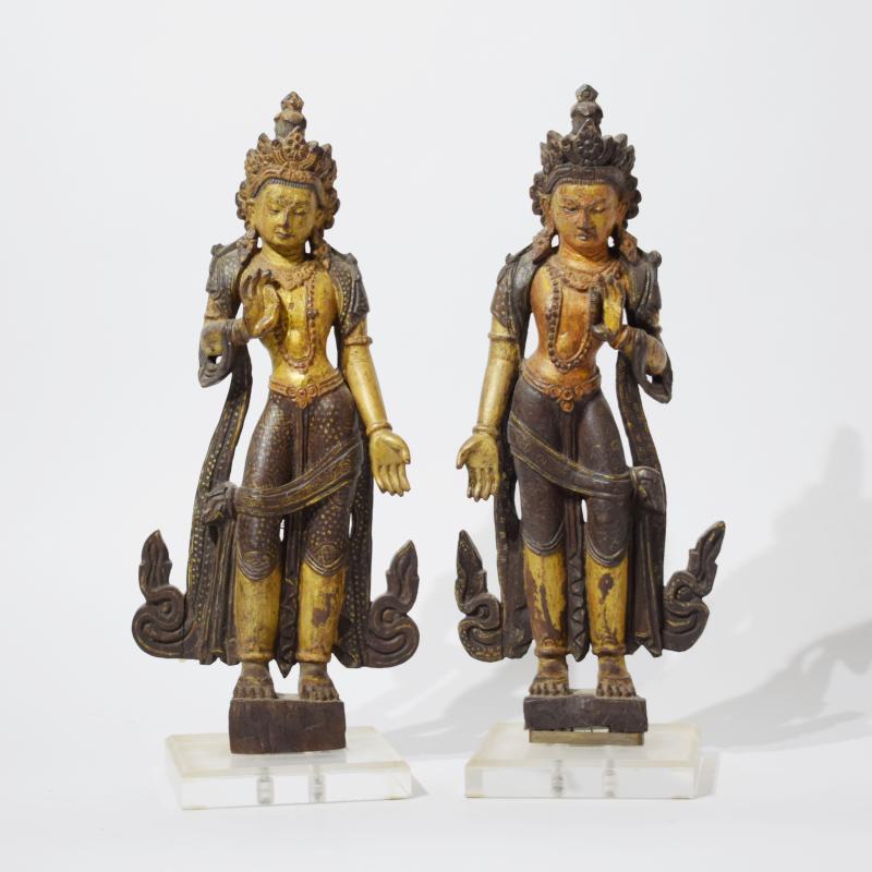 Coppia di figure di Bodhisattva in legno policromo Coppia di figure di Bodhisattva in legno policromo