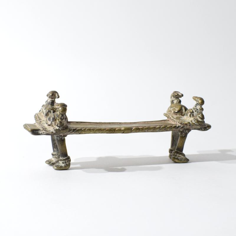 Oggetto rituale in bronzo con quattro Nandi e Shiva Lingam. Oggetto rituale in bronzo con quattro Nandi e Shiva Lingam.