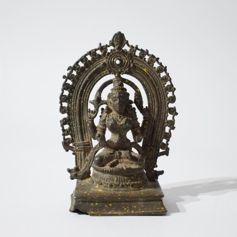 Bronzo devozionale raffigurante Lakshmi su trono di loto Bronzo devozionale raffigurante Lakshmi su trono di loto