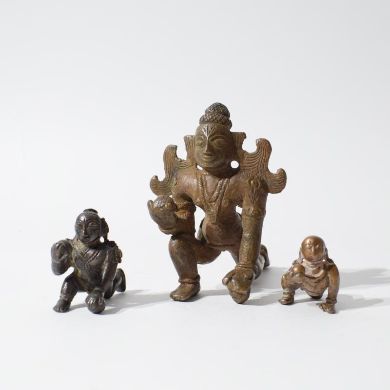 Lotto di tre bronzi devozionali raffiguranti Krishna bambino Lotto di tre bronzi devozionali raffiguranti Krishna bambino