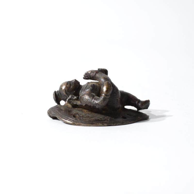 Bronzo devozionale raffigurante Bala Krishna su foglia di pippala Bronzo devozionale raffigurante Bala Krishna su foglia di pippala