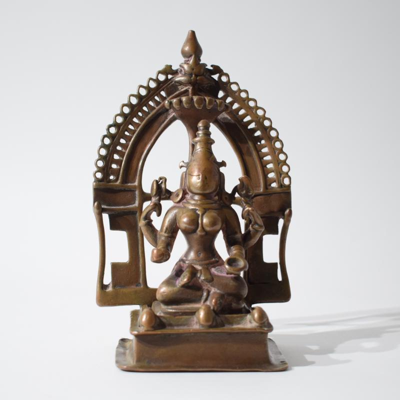 Bronzo devozionale raffigurante Devi seduta entro torana Bronzo devozionale raffigurante Devi seduta entro torana