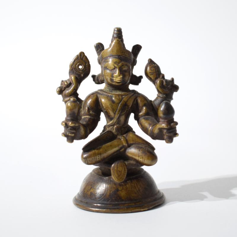 Bronzo devozionale raffigurante Vishnu seduto in padmasana Bronzo devozionale raffigurante Vishnu seduto in padmasana