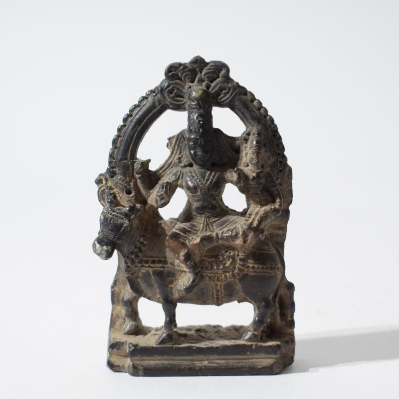 Scultura raffigurante Shiva e consorte su Nandi Scultura raffigurante Shiva e consorte su Nandi