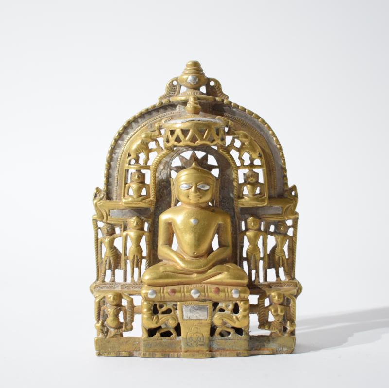 Altare jainista in bronzo raffigurante il Tirthankara Shantinatha Altare jainista in bronzo raffigurante il Tirthankara Shantinatha