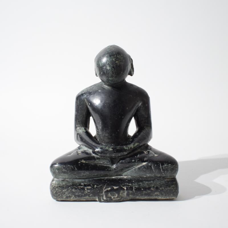 Scultura votiva in pietra scura raffigurante Mahavira Scultura votiva in pietra scura raffigurante Mahavira