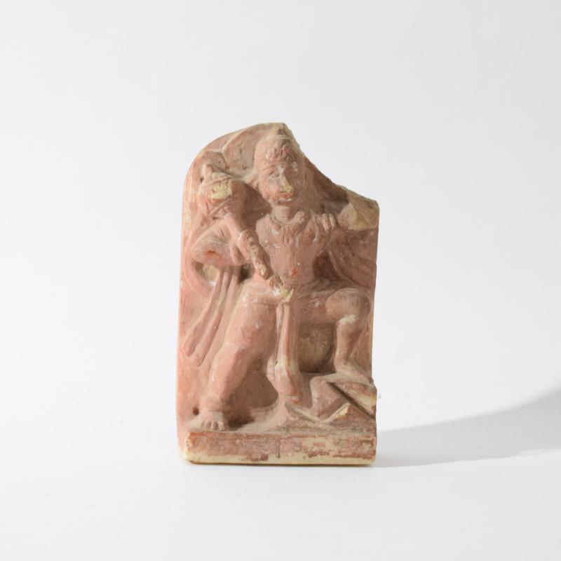 Rilievo devozionale raffigurante Hanuman in alabastro dipinto Rilievo devozionale raffigurante Hanuman in alabastro dipinto